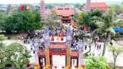 Hàng nghìn người đổ về chùa Hoằng Phúc và Đền Thánh mẫu Liễu Hạnh cầu may đầu năm