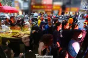 Hàng trăm người xếp hàng từ 4h sáng mua vàng trước vía Thần Tài tại Hà Nội