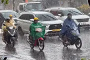 TP.HCM: Mưa trái mùa cận Tết do không khí lạnh, cảnh báo giông lốc, mưa đá