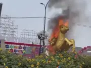 Linh vật ngựa đang thi công ở Thái Nguyên bất ngờ bốc cháy, hư hỏng hoàn toàn