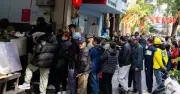 Hàng trăm người xếp hàng dài mua nem chua, giò chả nổi tiếng ở Hà Nội cận Tết