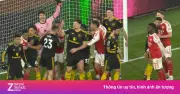 Hình ảnh trái ngược về phạt góc gây bão: MU bài bản, Arsenal gây tranh cãi