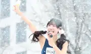 Ca sĩ Nhật mặc áo tắm biểu diễn dưới trời tuyết gây tranh cãi