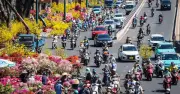 Không khí Tết Bính Ngọ 2026 rộn ràng trên phố Sài Gòn ngày cuối năm