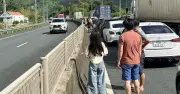 Kẹt cứng hàng giờ trên tuyến hầm Đèo Cả sát Tết, tài xế mệt mỏi xuống đường chờ đợi