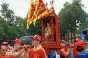 Lễ hội rước kiệu Bà Thiên Hậu tại TP.HCM thu hút hàng nghìn người dự xuân