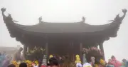 Lễ hội Yên Tử thu hút hàng vạn du khách, dòng người nối dài trong sương mù