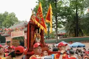 Lễ rước kiệu Bà Thiên Hậu tại TPHCM thu hút đông đảo người dân và du khách