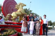 Linh Vật Ngựa Vàng Cao Hơn 4 Mét Rực Rỡ Đón Tết Tại Phố Đi Bộ Nghệ An