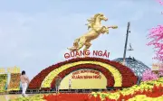 Linh vật ngựa dát vàng khổng lồ thu hút người dân Quảng Ngãi đón Tết Bính Ngọ 2026