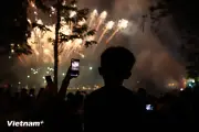 Làng Đồng trong khoảnh khắc bắn pháo hoa chào năm mới 2026