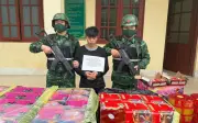 Lào Cai: Công hàng trăm kg pháo lậu qua sông, thanh niên 20 tuổi bị tóm gọn