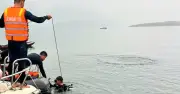 Lật tàu hồ Thác Bà: Đặc công Hải quân tìm thấy thi thể cháu Hoàng Đức Mạnh 11 tuổi