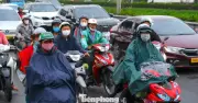 Mưa trái mùa gây ùn tắc nghiêm trọng trên quốc lộ 1 sáng 24 tháng Chạp