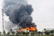 Hỏa hoạn dữ dội tại cụm công nghiệp Ninh Bình, nhà xưởng bốc cháy ngùn ngụt