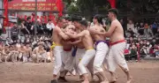 Minh Trần tranh cầu gần 20kg, hội vật Thủy Linh nóng ngày xuân