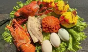 Mâm Cúng Thần Tài 'Cháy Hàng' Với Tôm Hùm, Cua Cà Mau Giá Rẻ Chỉ 340.000-400.000 Đồng