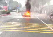 Xe máy bốc cháy dữ dội giữa đường Nguyễn Chí Thanh, TPHCM