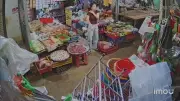 Nữ chủ tiệm tạp hóa ngất xỉu sau khi tiếp xúc hai người lạ, nghi vấn an ninh