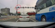 Đèn tín hiệu đột ngột chuyển đỏ, tài xế Audi phanh gấp thoát hiểm ở Đà Nẵng