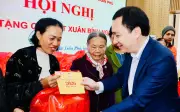 Đồng chí Vũ Văn Tiến trao quà Tết cho hộ nghèo tại Hải Phòng và ứng cử Quốc hội