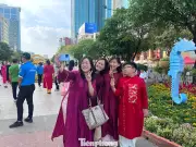 Đường Hoa Nguyễn Huệ Nhộn Nhịp Ngày Tết, Du Khách Đổ Về Check-in Cùng Linh Vật Ngựa