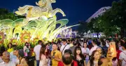 Đường Hoa Nguyễn Huệ Tết Bính Ngọ 2026: Biển Người Đổ Về Đón Giao Thừa