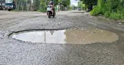 Đường phố xuống cấp: Ổ gà, bụi bặm và ánh sáng yếu đe dọa an toàn giao thông