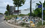 Đường Tôn Đức Thắng ven biển Rạch Giá bị đổ trộm rác thải tràn lan, gây ô nhiễm nghiêm trọng