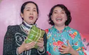 Nghệ sĩ Lan Hương hướng dẫn đồng nghiệp gói bánh chưng truyền thống