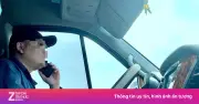 Nghe điện thoại khi ôtô dừng chờ đèn đỏ có bị phạt? Giải đáp từ cơ quan chức năng