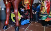 Nghi Lễ Chui Tượng Ngựa Cầu May Mắn Tại Chùa Ông Gần 200 Tuổi Ở TP HCM