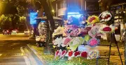 Người bán hoa giấy TP.HCM cô đơn giữa đêm Valentine trùng Tết