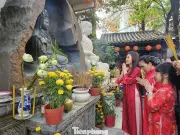 Người dân Cần Thơ thành kính đi lễ chùa sáng mùng 1 Tết, cầu bình an