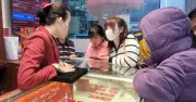 Người dân Hà Nội đội mưa mua vàng ngày vía Thần Tài dù giá neo cao