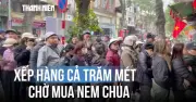 Người dân Hà Nội xếp hàng dài cả trăm mét chờ mua nem chua về ăn Tết