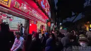 Người dân Hà Nội xếp hàng dài mua vàng ngày vía Thần Tài dù trời mưa