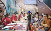 Người dân đổ xô mua vàng, bạc trước ngày vía Thần Tài, sản phẩm 'vàng mini' lên ngôi