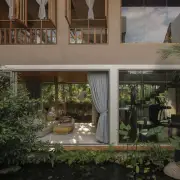 Ngôi nhà 2 tầng bằng gỗ và kính tạo không gian hài hòa quanh hồ nước