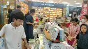 Nhà sách đông nghịt bạn trẻ Đà Nẵng chọn 'lộc xuân' tri thức dịp Tết