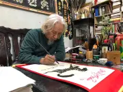 Nhà thư pháp Lê Thiên Lý thổi hồn vào chữ Bính Ngọ hình linh vật ngựa đón xuân