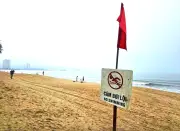 Nhiều du khách bất chấp cảnh báo, tắm biển Nha Trang dẫn đến đuối nước