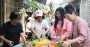 Nhóm Cơm 1.000 Đồng Gói Bánh Chưng Trao Yêu Thương Giữa Lòng Sài Gòn