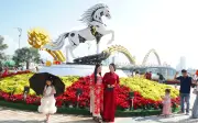 Đà Nẵng rực rỡ với đường hoa Tết và linh vật ngựa 'Kim Mã Hợp Nhất'