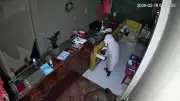 Đạo chích mặc áo mưa đột nhập tiệm vàng mùng 2 Tết, trộm trang sức bạc 200 triệu đồng