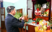 Thường trực Ban Bí thư Trần Cẩm Tú dâng hương tưởng nhớ Chủ tịch Hồ Chí Minh và các lãnh đạo tiền bối