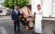 Phiên Khai Xuân Chứng Khoán: Sắc Xanh Lan Tỏa, Tỉ Phú Thảo Cùng Lãnh Đạo Đánh Cồng Mở Năm Mới