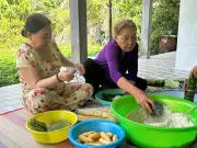 Phong Tục Gói Bánh Tét Ngày Tết: Giữ Hồn Quê Cà Mau Qua Nồi Bánh Ấm Lửa