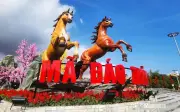 Quảng Trị Rực Rỡ Đón Tết Bính Ngọ Với Linh Vật Ngựa Khổng Lồ Tại Quảng Trường Hồ Chí Minh