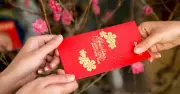 Sắc đỏ bao lì xì: Biểu tượng may mắn và văn hóa sâu sắc trong ngày Tết Việt